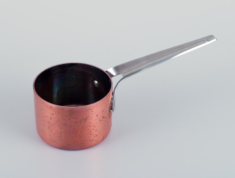 Henning Koppel for Georg Jensen.”Taverne” smørkasserolle i messing og rustfrit stål.