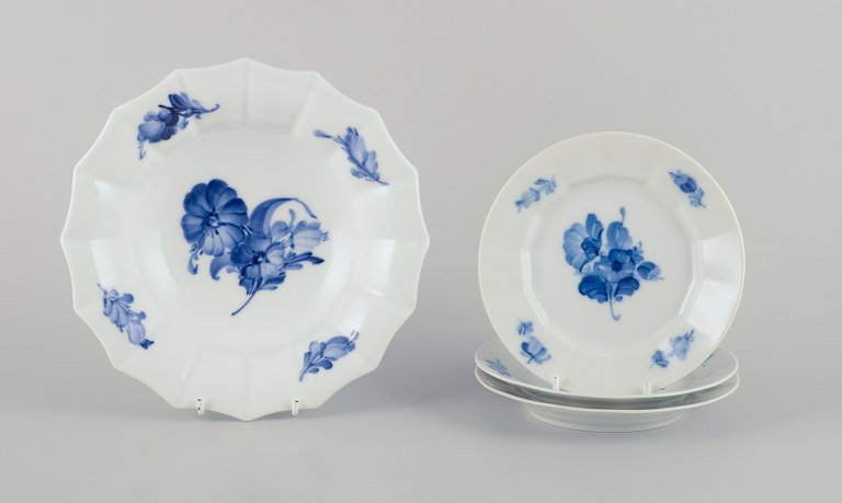 Royal Copenhagen Blå Blomst Kantet. Tre tallerkner og en skål. Håndmalet porcelæn.