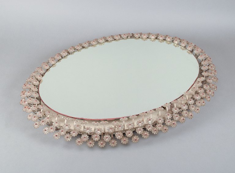 Emil Stejnar for Rupert Nikoll. Oplyst spejl omkranset af blomster i akrylplast med stilke i stål.