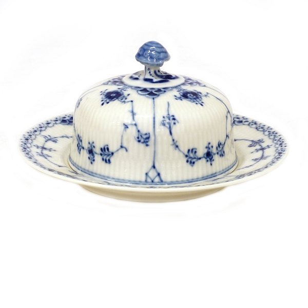 Royal Copenhagen blue fluted half lace butter dish 502. 2. quality. H: 9,5cm. D: 
17cm