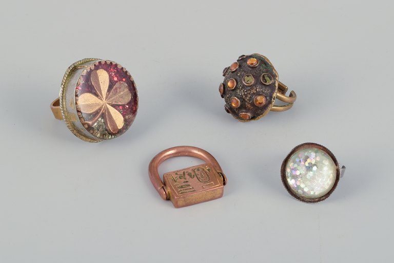Fransk smykkekunstner. Fire designerringe i metal. Forskellige designs.Halvædelsten og firkløver.
