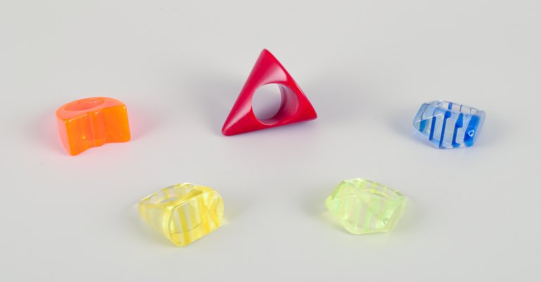 Fransk smykkekunstner. Fem designerringe i plast. Stribet design med forskellige farver.