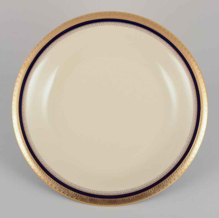 Hutschenreuther, Germany. Large round serving platter from the "Margarete" series.