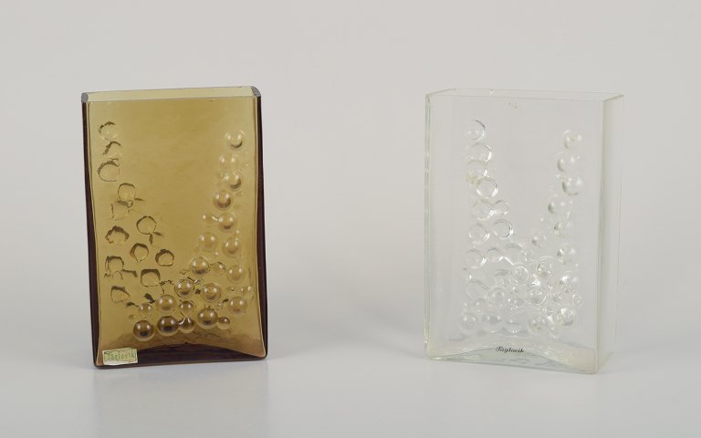 Fåglavik, Sweden.Two art glass vases. Modernist design with interconnected circles.