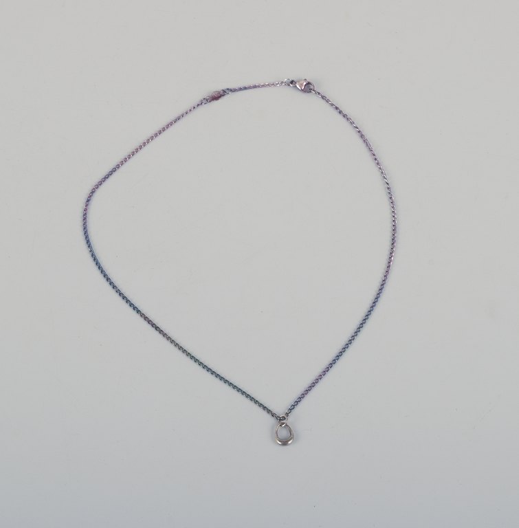 Jacqueline Rabun for Georg Jensen.Barnehalskæde i sterlingsølv. Modernistisk vedhæng.