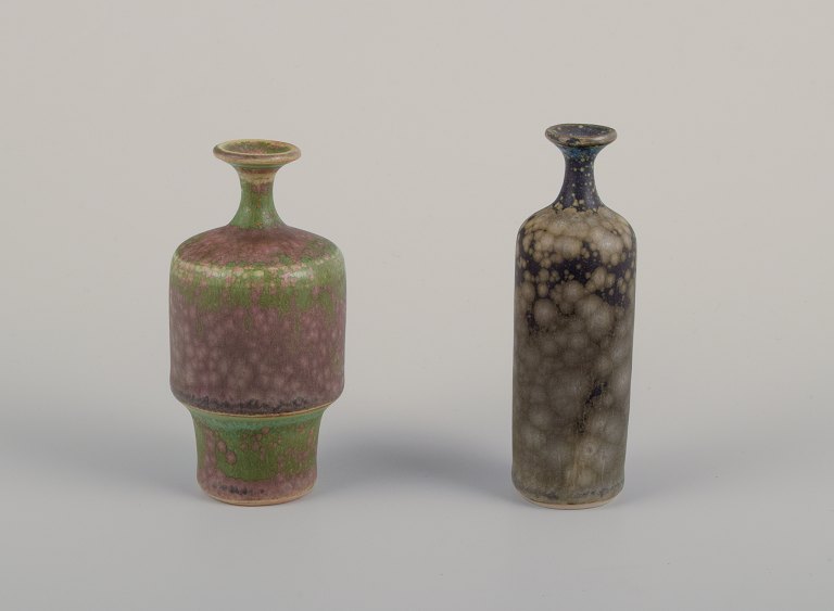 Rolf Palm (1930-2018), svensk keramiker. To unika miniaturevaser med glasur i 
blågrå og grønne og lilla nuancer.