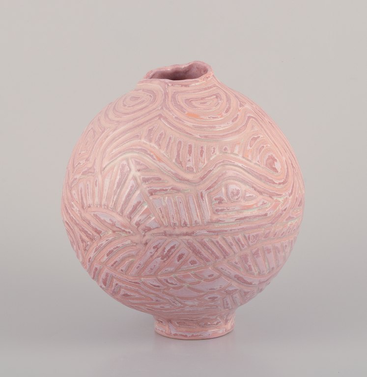 Christina Muff, Dansk samtidskunstner, født 1971.
Rund, rosa vase, let organisk udformet med ridset mønster.