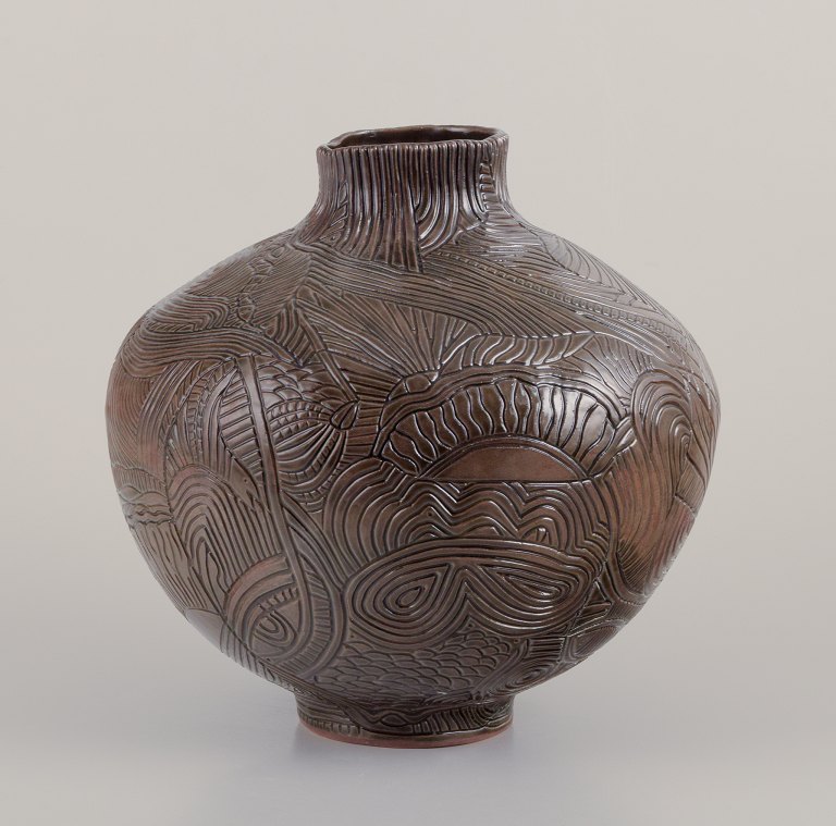 Christina Muff, Dansk samtidskunstner, født 1971.
Stor vase med symbolsk ridset mønster af sole, øjne, fisk, slanger og andre 
dyr.