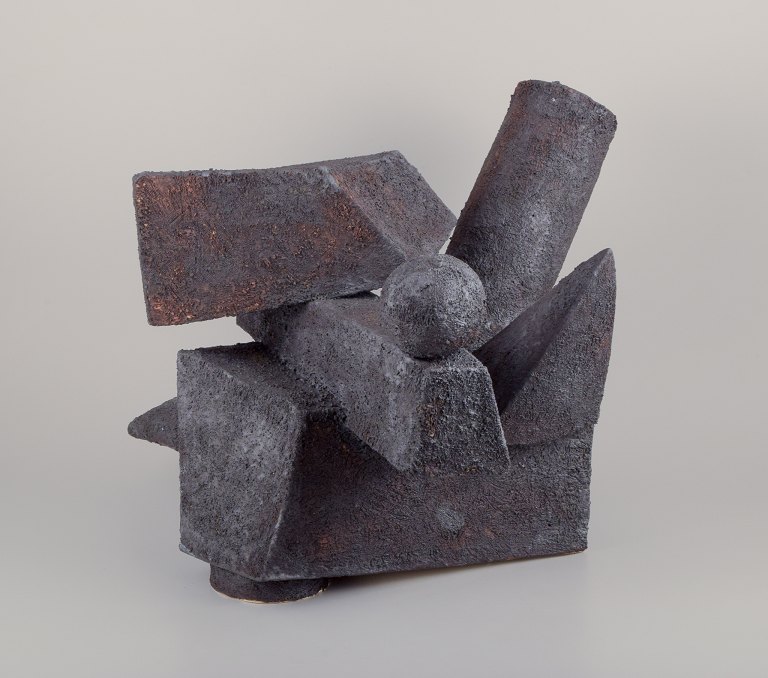 Christina Muff, Dansk samtidskunstner, født 1971.
Monumentalt stor skulptur i kubistisk stil, med grov, ridset overflade.