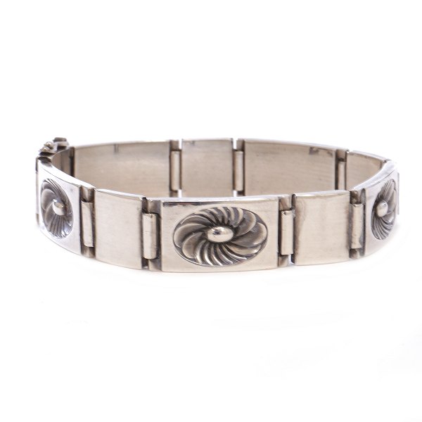 Georg Jensen sterlingsilver bracelet by Henrik Pilstrup. Georg Jensen 1933-44. 
56A. L: 18cm