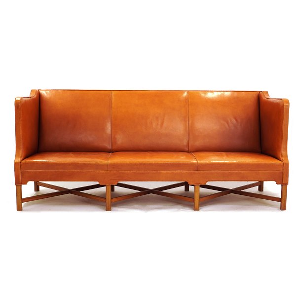 Kaare Klint Sofa 4118 bezogen mit patiniertem Naturleder in einem sehr schönen 
Zustand. Beine aus Mahagoni. L: 199cm. H: 82cm. T: 80cm