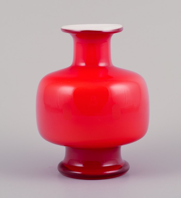 Per Lütken for Holmegaard. ”Carnaby” vase i orange kunstglas.