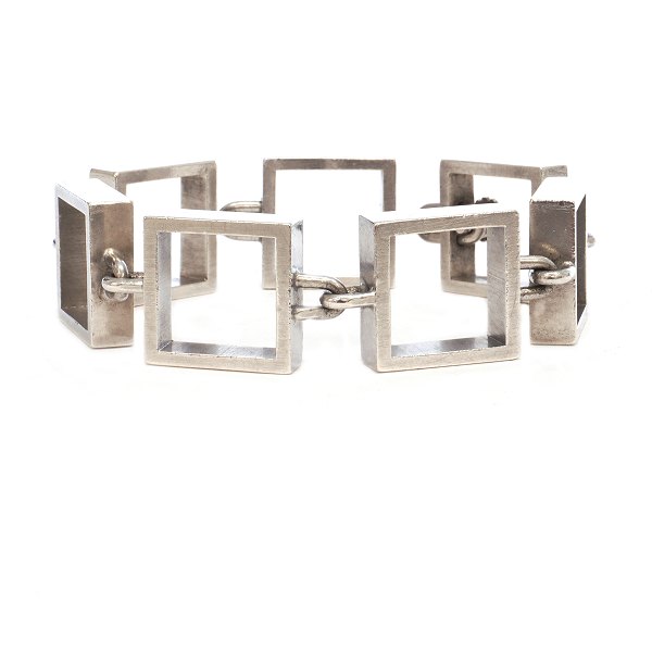 Hans Hansen armring i sterlingsølv med kvadratiske led. Stemplet Hans Hansen. 
Ledstr. 20x20mm. L: 20cm