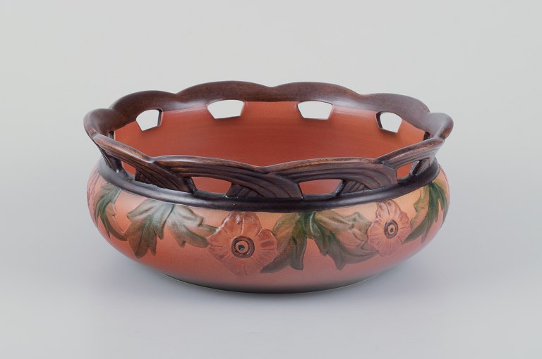 Ipsens Enke. Stor skål med gennembrudt kant i form af grene.Dekoreret med blomster og blade.