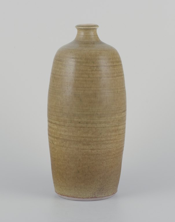 Dansk studiokeramiker.
Keramikvase med aubergine glasur.