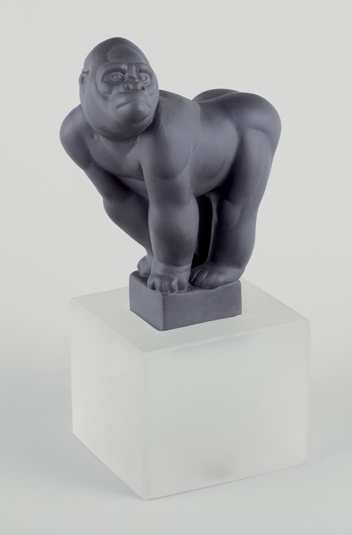 Pia Langelund for Royal Copenhagen. Figur af gorilla i bisquit.