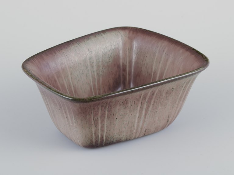 Gunnar Nylund for Rörstrand.
Firkantet keramikskål.