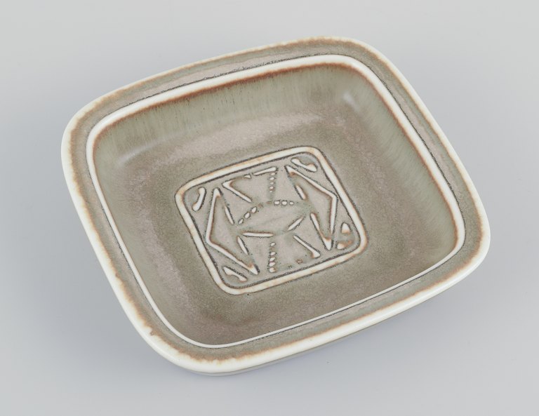 Gunnar Nylund for Rörstrand.
Firkantet fad i keramik.