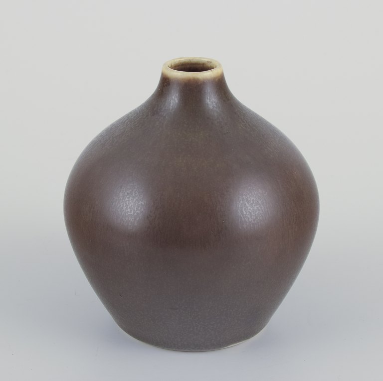 Per Linnemann-Schmidt  for Palshus, Danmark.
Keramikvase i olivengrøn harepelsglasur.