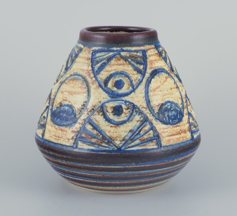 Noomi Backhausen for Søholm, Danmark.
Stor vase af stentøj.