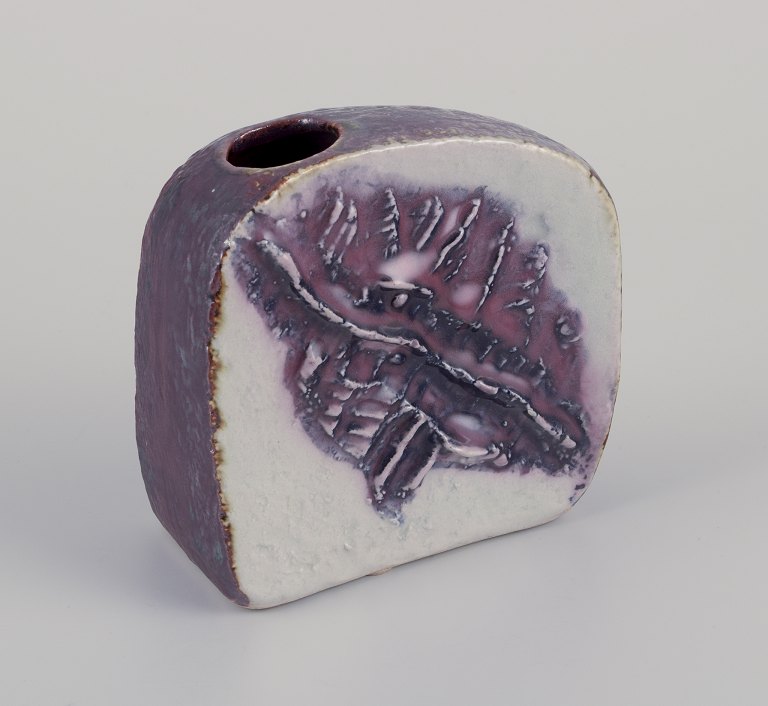 Carl Harry Stålhane for ”Designhuset”, Sverige.
Unika vase af stentøj.