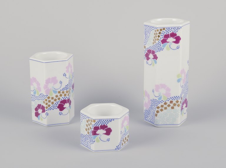 Anne Grete Halling-Koch for Bing og Grøndahl.
Et sæt på tre fyrfadslysestager af porcelæn.