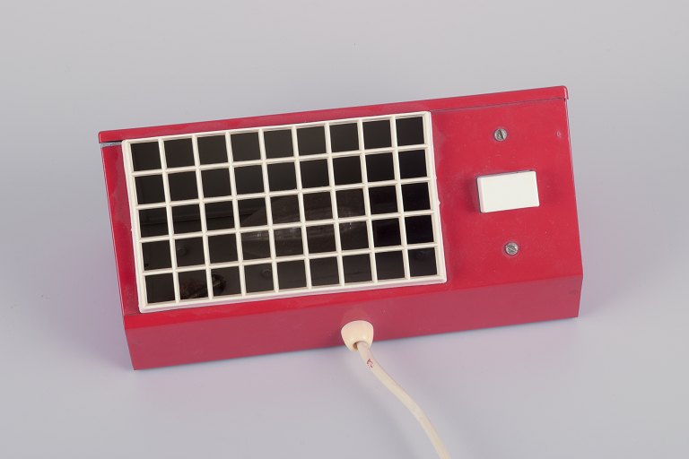 Hans-Agne Jakobsson, Sverige. 
"Elidus" sengelampe i rød-lakeret metal.