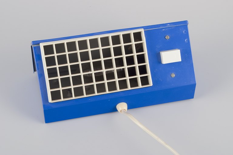 Hans-Agne Jakobsson, Sverige. 
"Elidus" sengelampe i blåt lakeret metal.