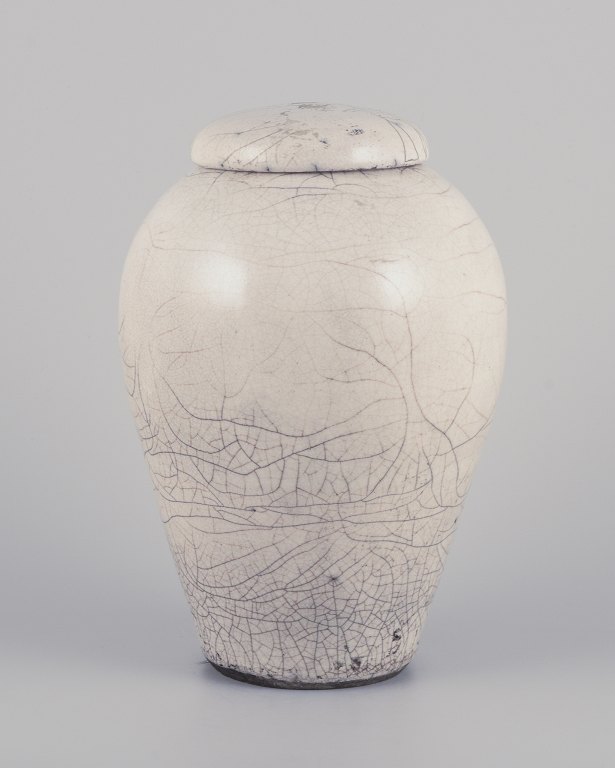 Anita Wederbrand, svensk studiokeramiker.
Unika lågkrukke.