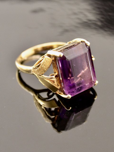 8 karat guldring med ametyst