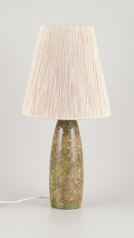 Italiensk lampeproducent.
Høj og slank bordlampe af alabast.