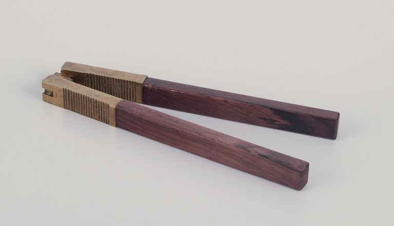 Hepe, Denmark.Nøddeknækker i ædeltræ og messing.