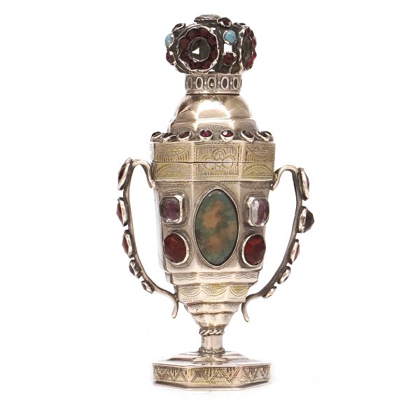 Hovedvandsæg af sølv af Poul Hansen, Tønder. H: 12,5cm