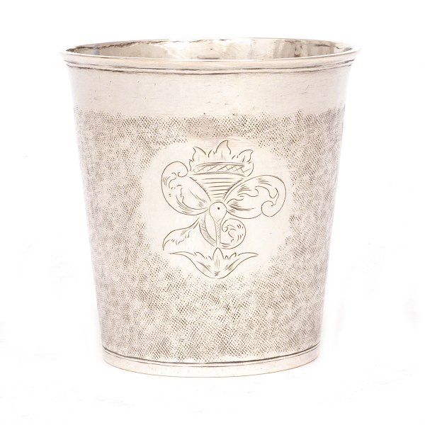 Barokt sølvbæger med nålepunslet dekoration og tre kartoucher med stiliserede 
blomster, initialer og årstallet 1752. H: 10cm