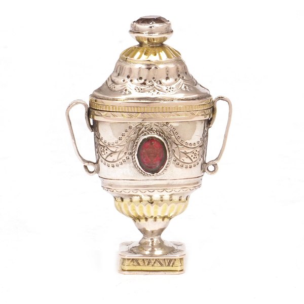 Hovedvandsæg i sølv udført af Martin Petersen Hommelhoff, Tønder, 1796-1827. H: 
8,2cm