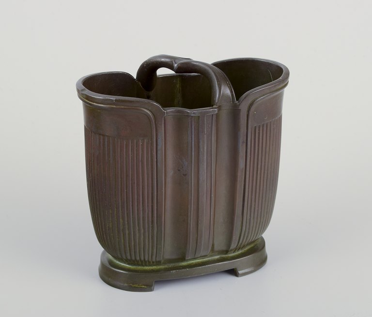 Just Andersen, Danmark.
Art Deco vase på fod med hank.