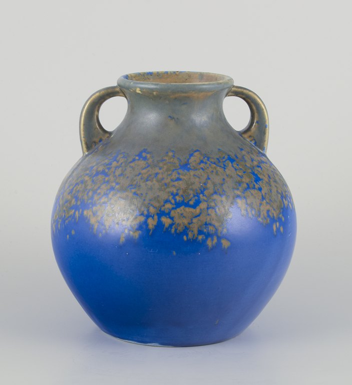 Villeroy & Boch, Luxembourg. 
Stor unika keramikkrukke med to hanke.