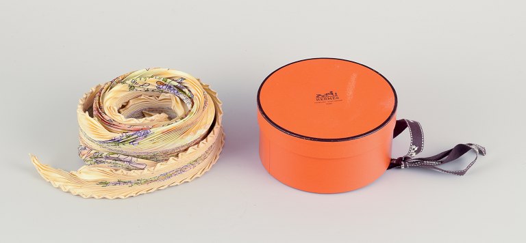 Hermès. Plisseret tørklæde af 100% silke.