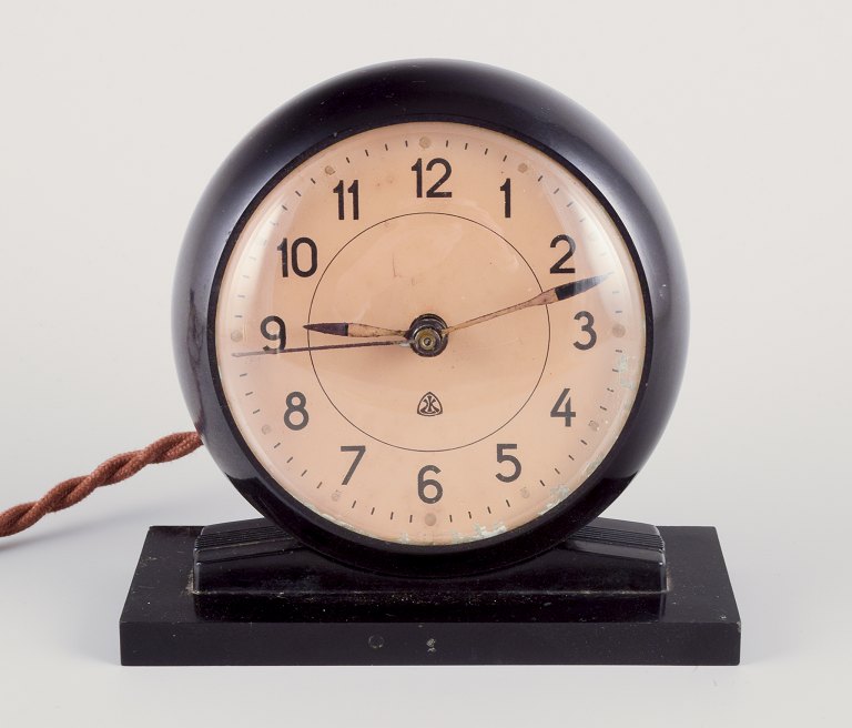 Arne Jacobsen Art Deco table clock in Bakelite.