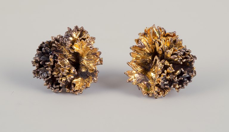 Flora Danica Jewellery, produceret hos Eggert. 
Et par ”Persille” øreclips i forgyldt sterlingsølv.