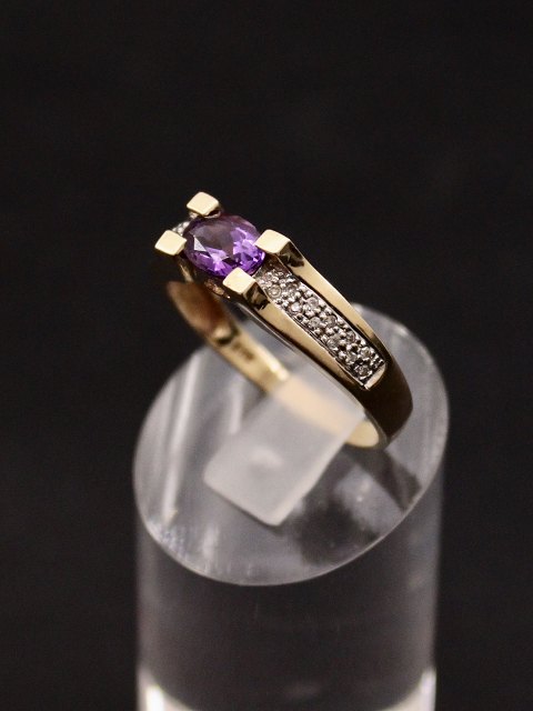 14 karat guldring med ametyst og adskillige små diamanter