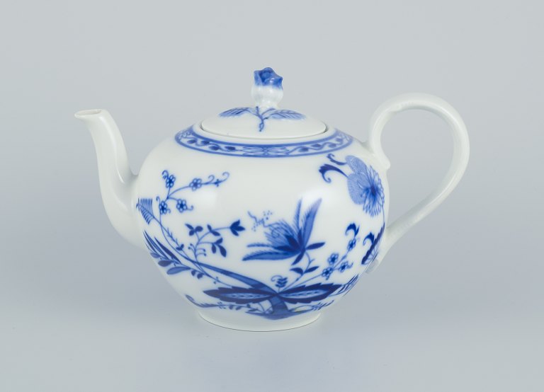 Porcelain teapot with Blue Onion-patterned decoration.