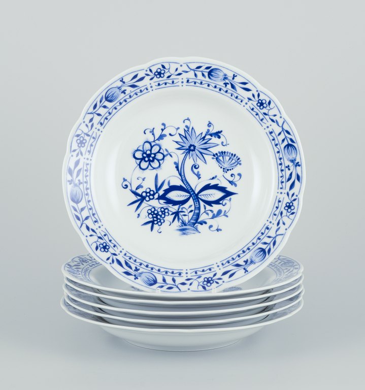 Kahla, Tyskland.Et sæt på seks dybe tallerkener i porcelæn.