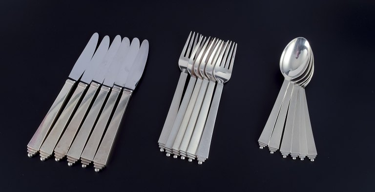 Georg Jensen Pyramide.
Komplet sekspersoners middagsservice i sterlingsølv.