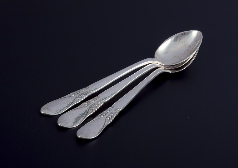 Halgreen, dansk sølvsmed. Tre kaffeskeer i tretårnet sølv.