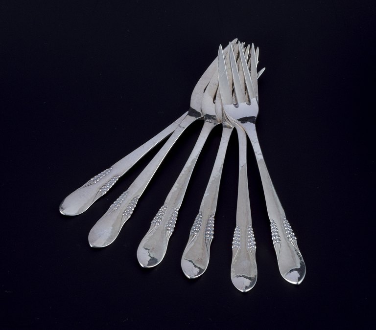 Halgreen, dansk sølvsmed. Seks kagegafler i tretårnet sølv.