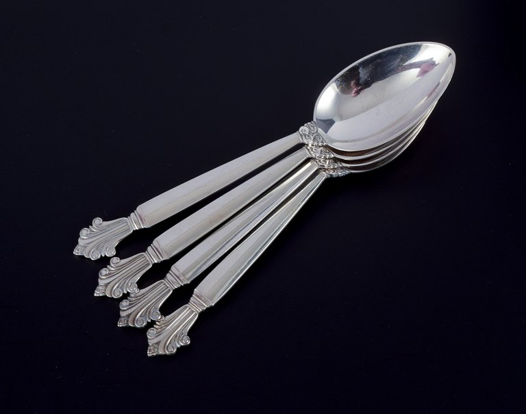 Georg Jensen Dronning, et sæt på fire spiseskeer i sterlingsølv.