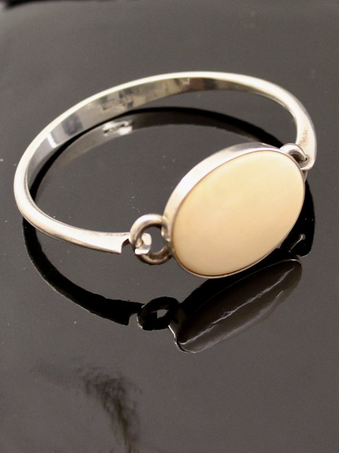 N E From armring med ben