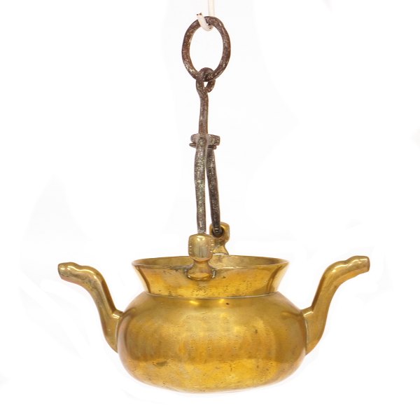 Tidlig 1600-tals lavabo i bronze med buet jernhank monteret på ansigter.  
Hældetude i form af dyrehoveder. H med hank:  37cm. L: 32cm