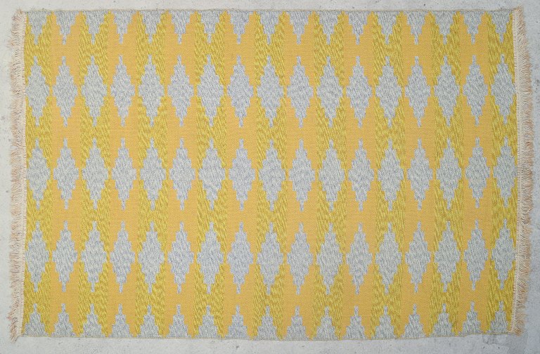 Svensk tekstildesigner.
Håndvævet tæppe i uld. Rölakan teknik. Dobbeltvævet